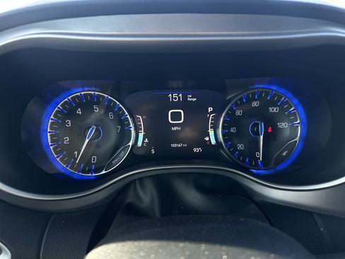 Used 2020 Chrysler Pacifica Touring-L Plus w/ S Appearance Package FWD image 17