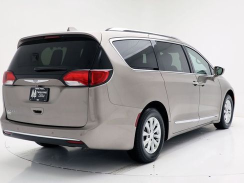 Used 2018 Chrysler Pacifica Touring-L image 8