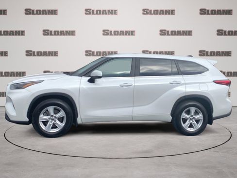Used 2023 Toyota Highlander LE image 2