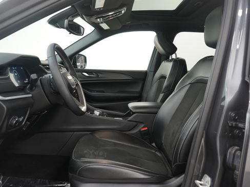 Used 2024 Jeep Grand Cherokee Altitude image 23