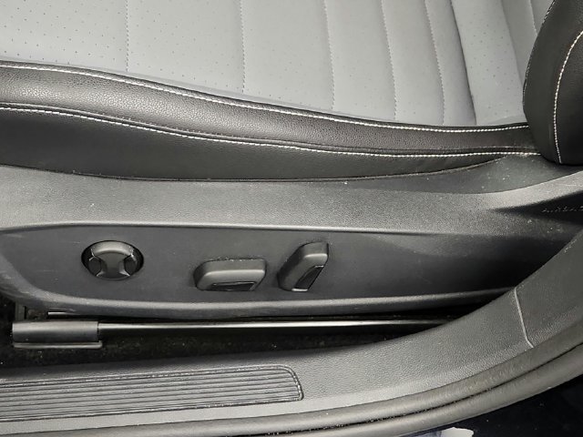 Used 2025 Volkswagen Jetta SE FWD image 16