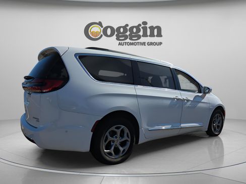 Used 2022 Chrysler Pacifica Limited w/ Uconnect Theater Family Group image 6