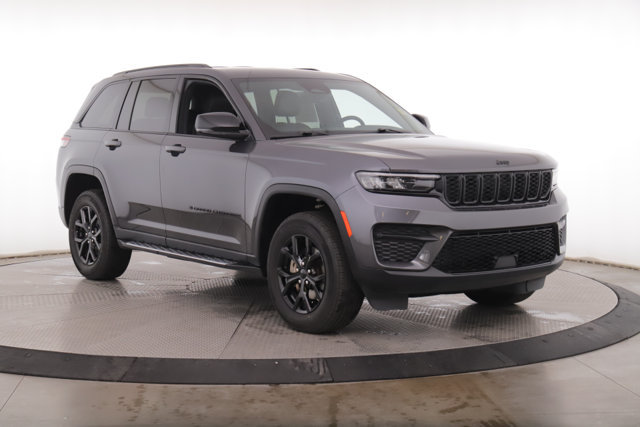Used 2025 Jeep Grand Cherokee Altitude AWD/4WD image 2