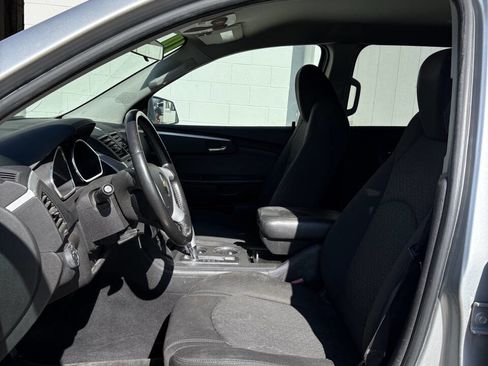 Used 2010 Chevrolet Traverse LT image 5
