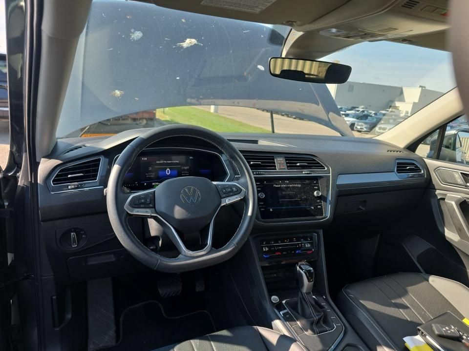 Used 2023 Volkswagen Tiguan SE w/ Panoramic Sunroof Package FWD image 9
