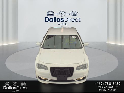 Used 2022 Chrysler 300 Touring L image 2