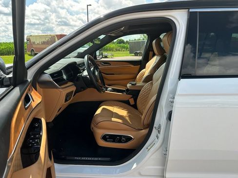 Used 2023 Jeep Grand Cherokee L Summit AWD/4WD image 10