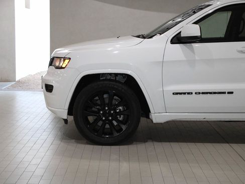 Used 2022 Jeep Grand Cherokee Laredo X AWD/4WD image 4