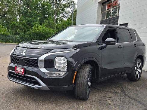 New 2025 Mitsubishi Outlander SE image 32