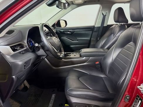 Used 2022 Toyota Highlander XLE image 6