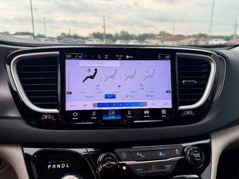 Used 2023 Chrysler Pacifica Touring-L image 19