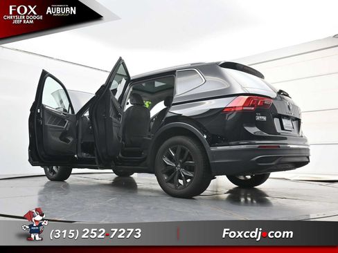 Used 2024 Volkswagen Tiguan SE w/ Panoramic Sunroof Package AWD/4WD image 39