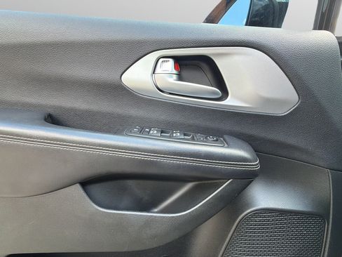 Used 2018 Chrysler Pacifica Touring-L Plus w/ Advanced Safetytec Group FWD image 22