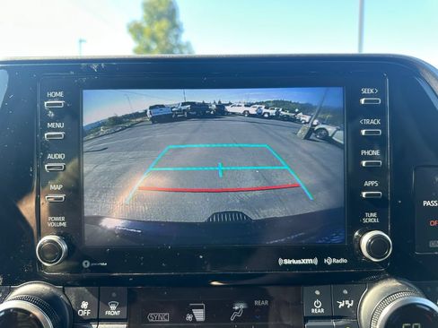 Used 2022 Toyota Highlander XLE AWD/4WD image 18