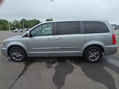 Used 2015 Chrysler Town & Country S FWD image 15