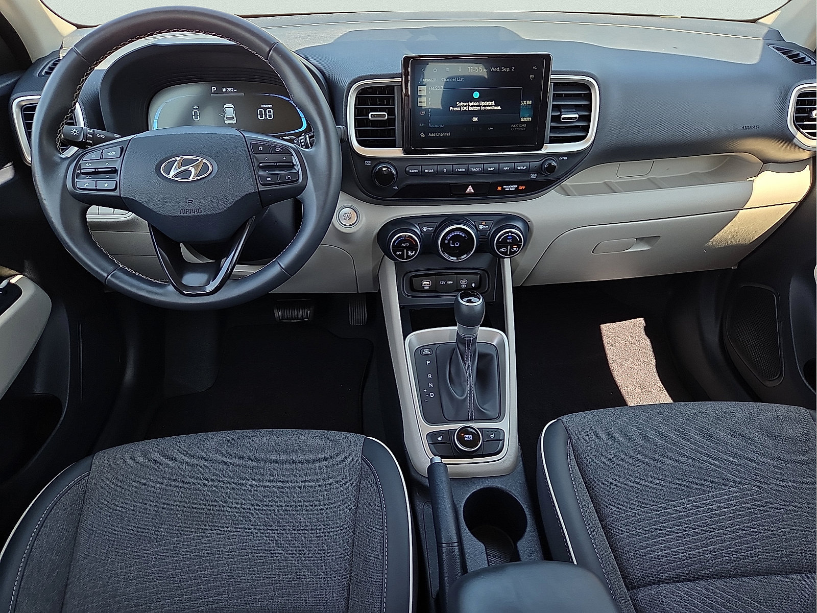 Used 2025 Hyundai Venue Limited FWD image 11