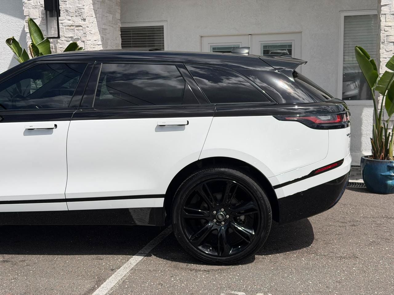 Used 2018 Land Rover Range Rover Velar R-Dynamic SE AWD/4WD image 10
