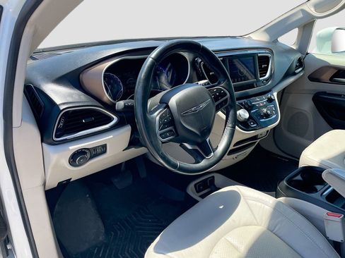 Used 2018 Chrysler Pacifica Touring-L FWD image 7