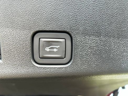 Used 2026 GMC Acadia Elevation w/ Elevation Premium Package FWD image 12