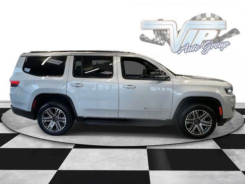 Used 2025 Jeep Wagoneer 4WD image 4