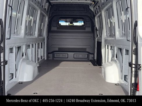 Used 2025 Mercedes-Benz Sprinter 2500 image 31