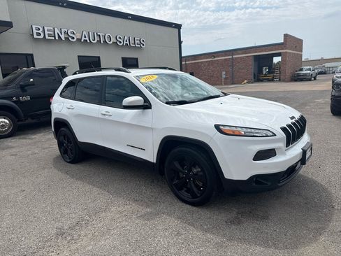 Used 2018 Jeep Cherokee Latitude w/ Altitude Package FWD image 4