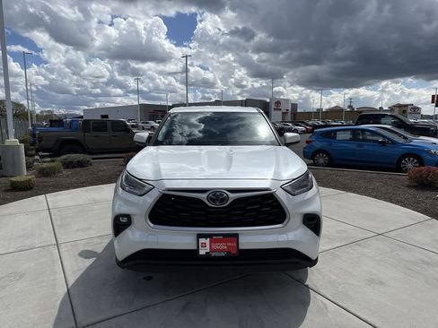 Used 2021 Toyota Highlander LE image 3