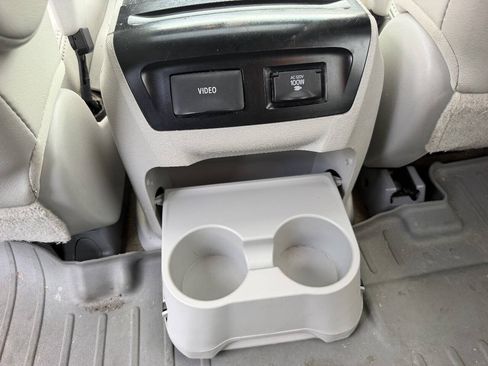 Used 2012 Toyota Sienna XLE w/ Entertainment Pkg FWD image 10