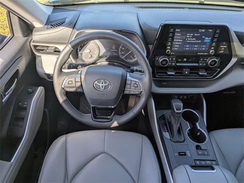 Used 2021 Toyota Highlander XLE image 18