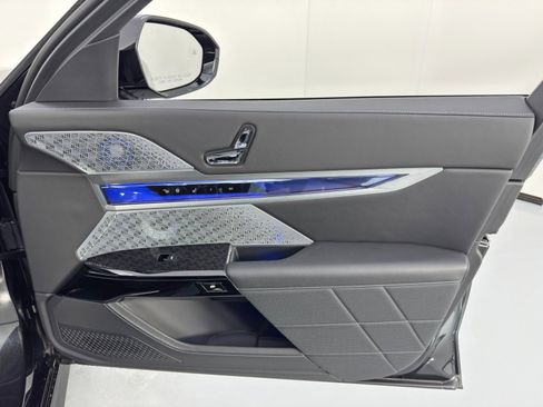 Used 2023 BMW 760i xDrive w/ Executive Package image 56