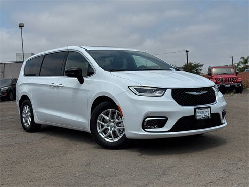 New 2025 Chrysler Pacifica Select image 2