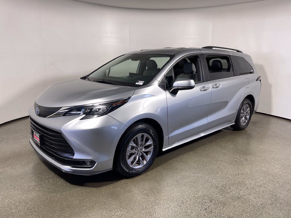 Certified 2025 Toyota Sienna XLE FWD image 7