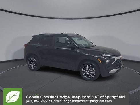 Used 2025 Chevrolet TrailBlazer LT image 2