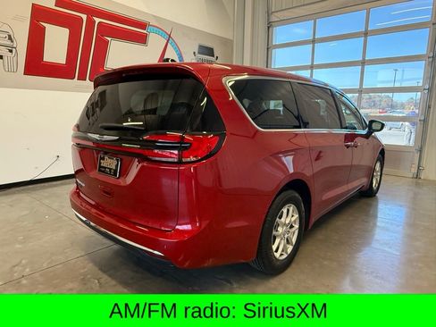 New 2026 Chrysler Pacifica Select image 3