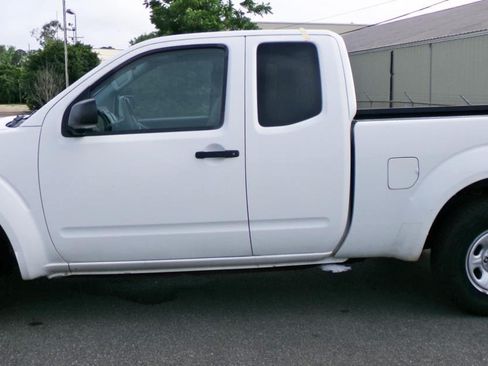 Used 2019 Nissan Frontier S RWD image 2