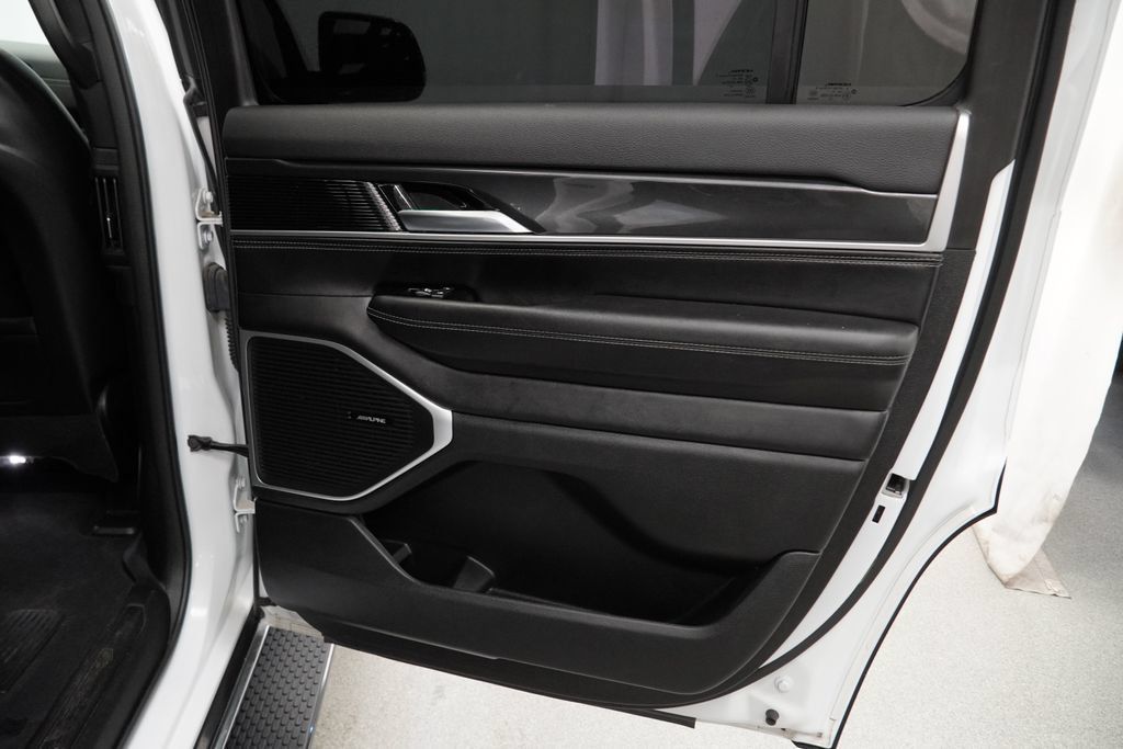 Used 2023 Jeep Wagoneer 4WD w/ Premium Group I image 39