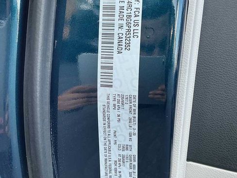 Used 2023 Chrysler Pacifica Touring-L FWD image 31