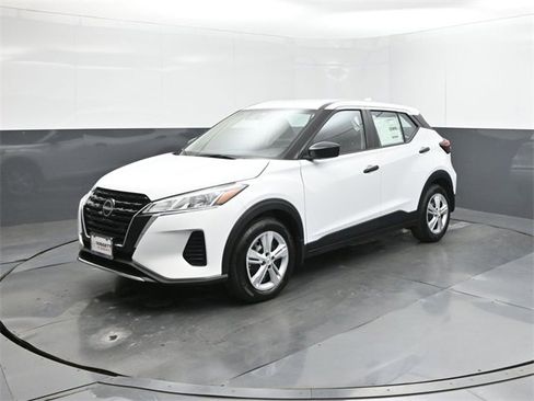 New 2025 Nissan Kicks Play S image 1