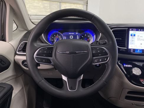 Used 2024 Chrysler Pacifica Touring-L FWD image 19