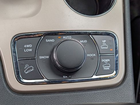 Used 2015 Jeep Grand Cherokee Overland w/ Advanced Technology Group AWD/4WD image 23