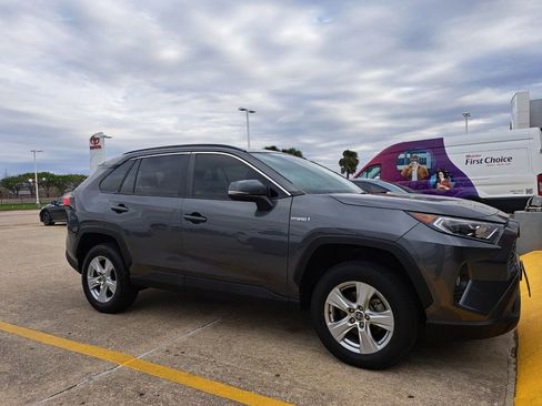 Used 2021 Toyota RAV4 XLE w/ Convenience Package image 2