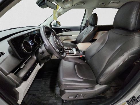 Used 2024 Kia Carnival EX image 9