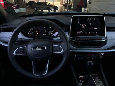 Used 2025 Jeep Compass Latitude image 13