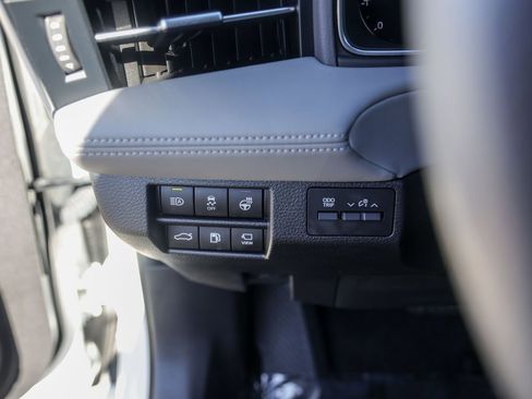 Used 2020 Toyota Avalon Limited image 17