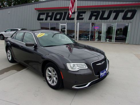 Used 2019 Chrysler 300 Touring image 1