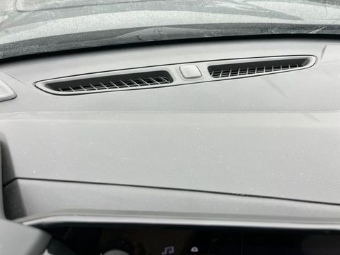 Used 2025 Chevrolet Trax LT w/ LT Convenience Package image 17