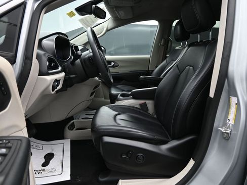 Used 2023 Chrysler Pacifica Touring-L FWD image 9