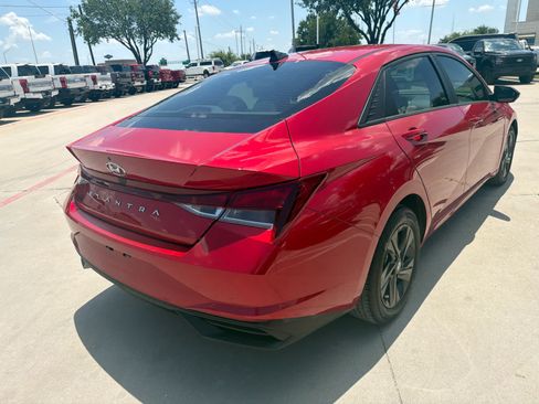 Used 2022 Hyundai Elantra SEL w/ Convenience Package FWD image 3