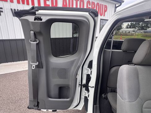 Used 2019 Nissan Frontier S image 19