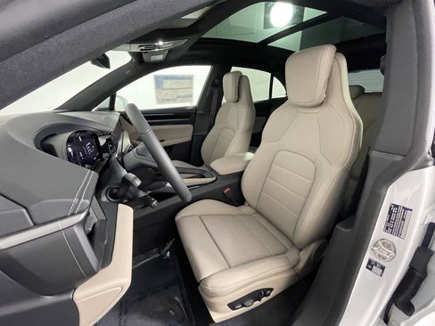 New 2026 Porsche Macan Electric RWD image 5